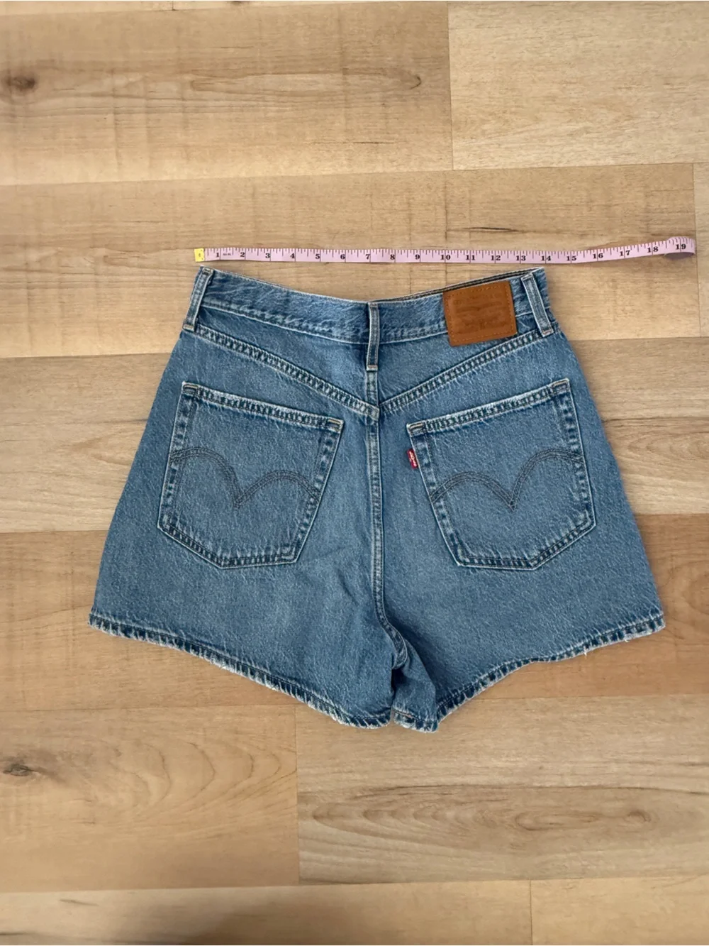 Levi’s High Loose Shorts - Picture 3 of 5
